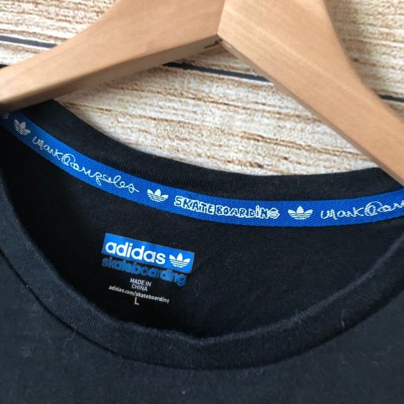 Black Adidas tee size L - Picture 2 of 5